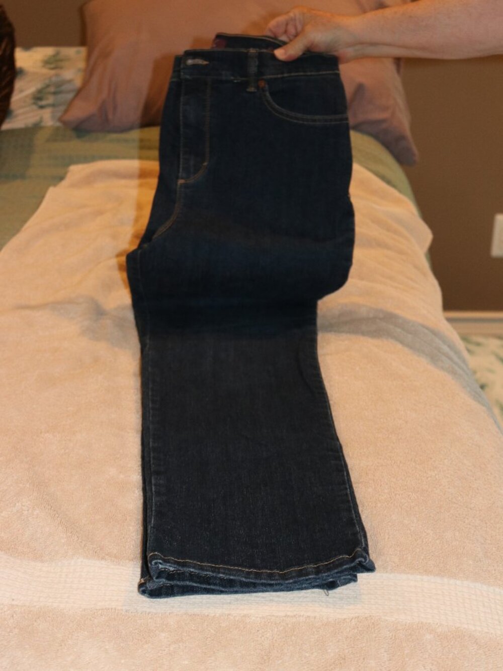 Women's Gloria Vanderbilt dark wash denim jeans, Amanda brand. Size 8.